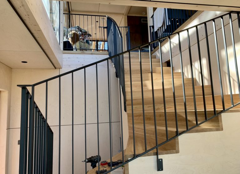Trappräcke inomhus i tidlös design - Lundgrens Smide