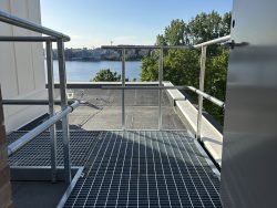 Gångbrygga för takmiljö