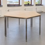 Två trapetsformade bordsmoduler placerade tillsammans till ett sexkantigt bord