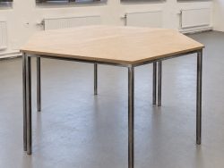 Två trapetsformade bordsmoduler placerade tillsammans till ett sexkantigt bord
